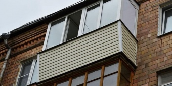 Остекление тёплого профиля балкона с выносом, обшивка снаружи из сайдинга
