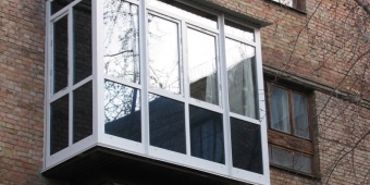 Французское остекление вынесенного балкона, обладающего покрытием из оконной плёнки