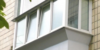 Остекление тёплого типа для балкона с жестяной листовой обшивкой